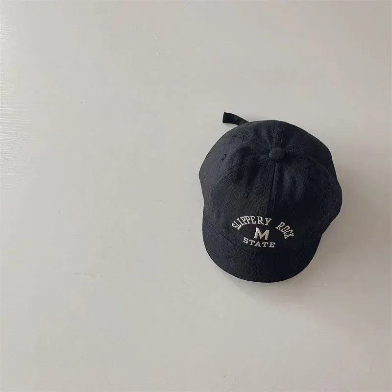 ベビーキッズキャップ 黒系 レターロゴ刺繍 ショートブリム