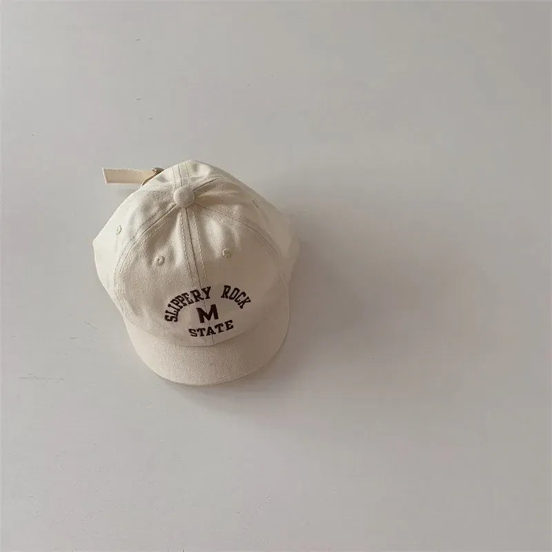 ベビーキッズキャップ 白 レターロゴ刺繍のフロント ショートブリム