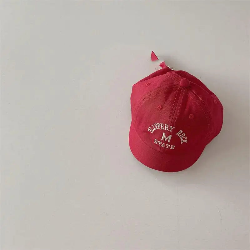 ベビーキッズキャップ 赤 レターロゴ刺繍 ショートブリム