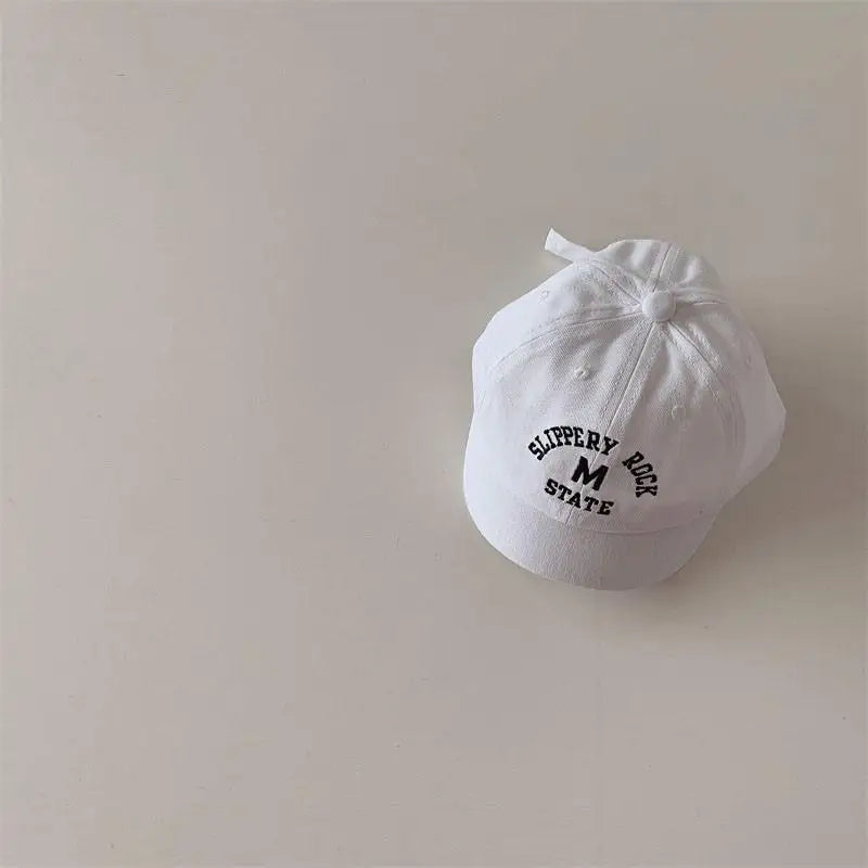 ベビーキッズキャップ 白 レターロゴ刺繍 ショートブリム サイドアップ