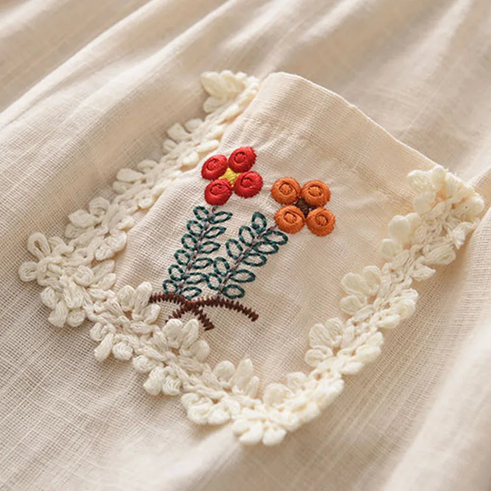 キッズ用サマードレス 花と木の刺繍、周囲をレースで縁取った装飾