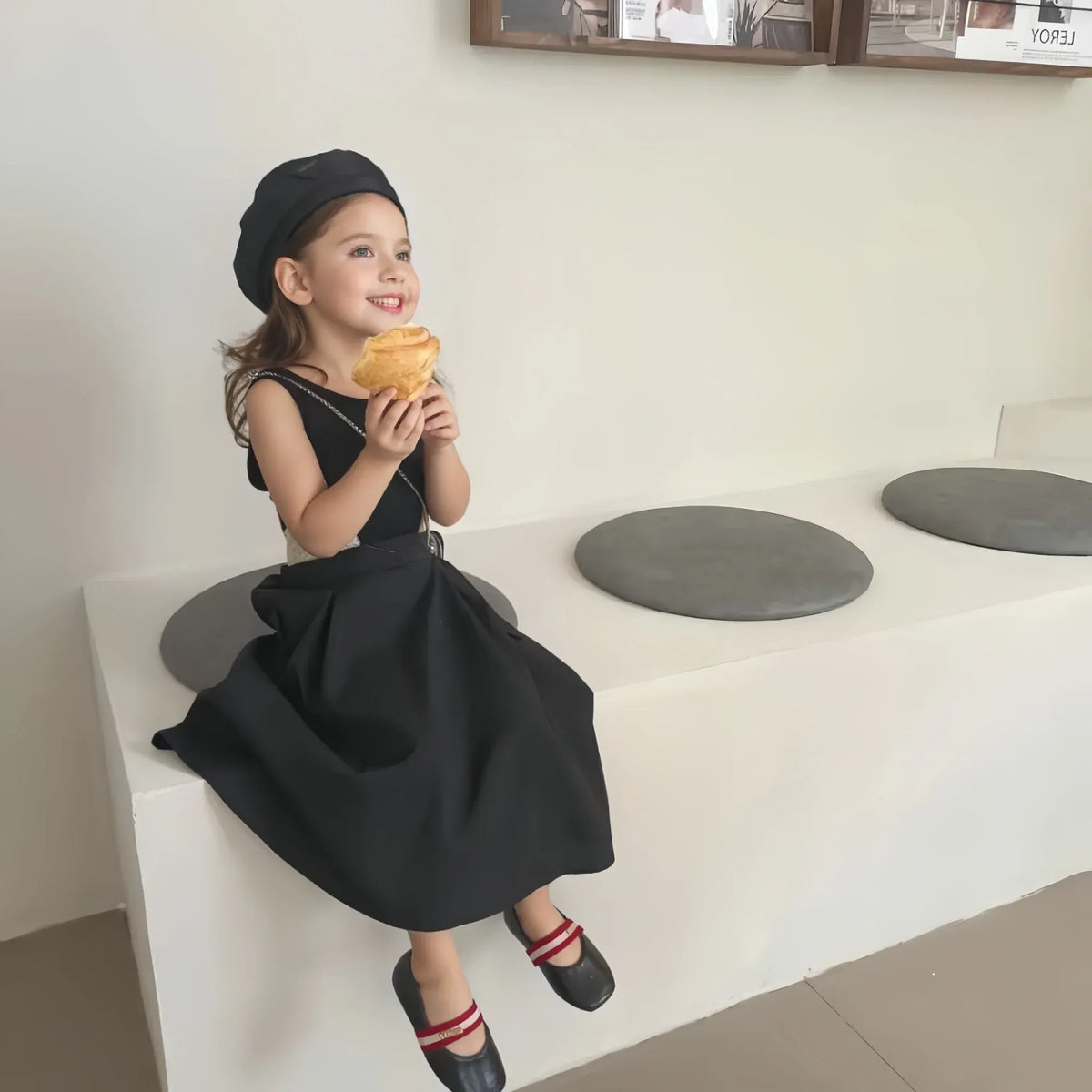 子ども用黒のノースリーブワンピース、背中カット付きのシンプルAライン