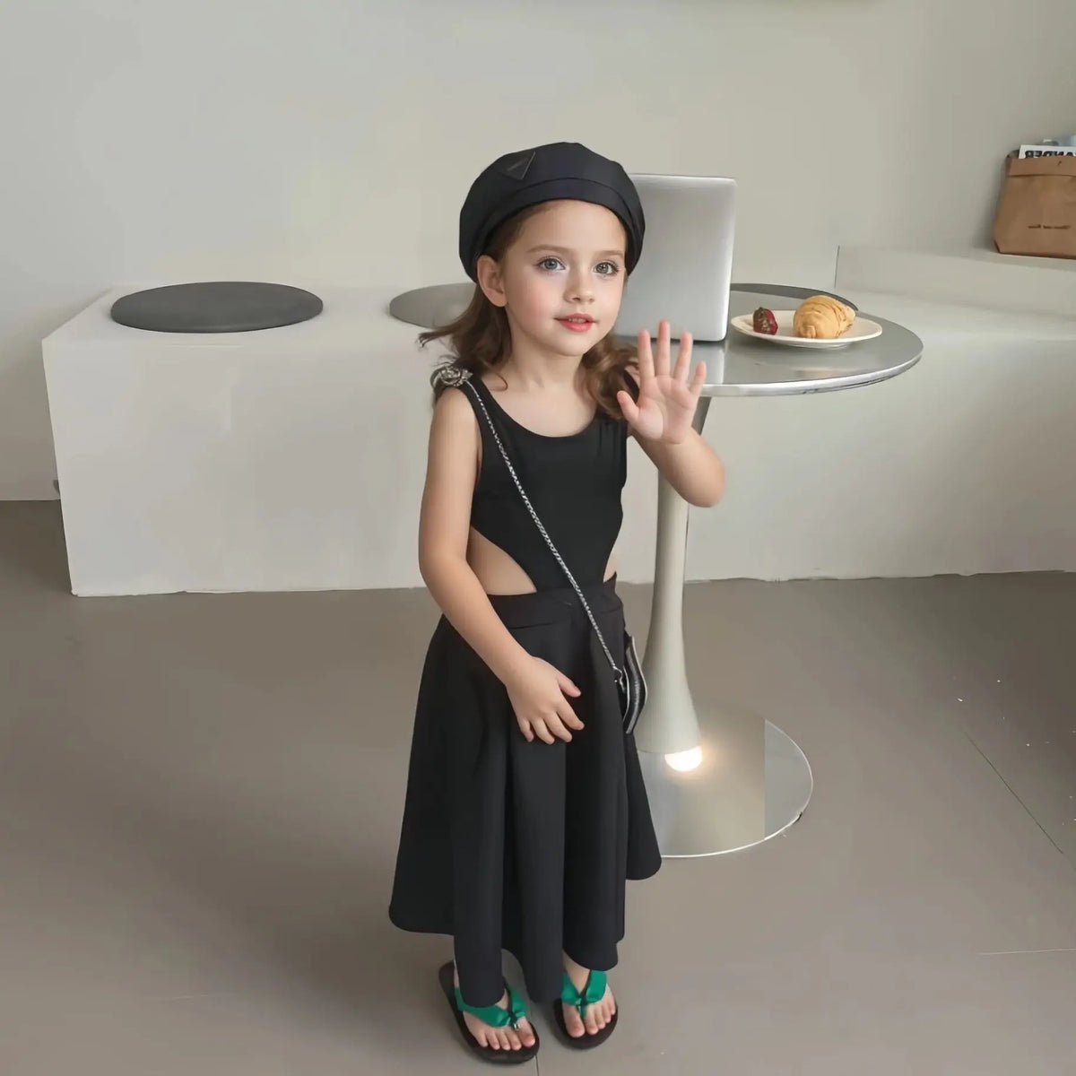 子ども用黒のノースリーブワンピース、背中カットと斜めチェーン飾り