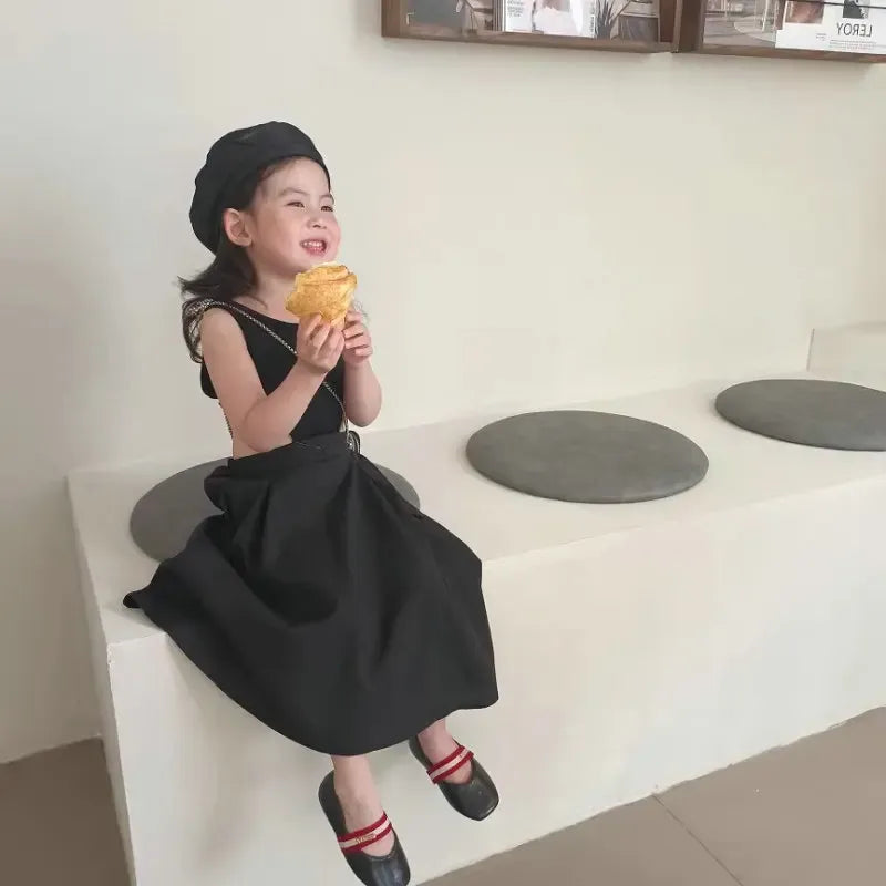 子ども用黒のノースリーブワンピース、広がるスカートと背中オープン