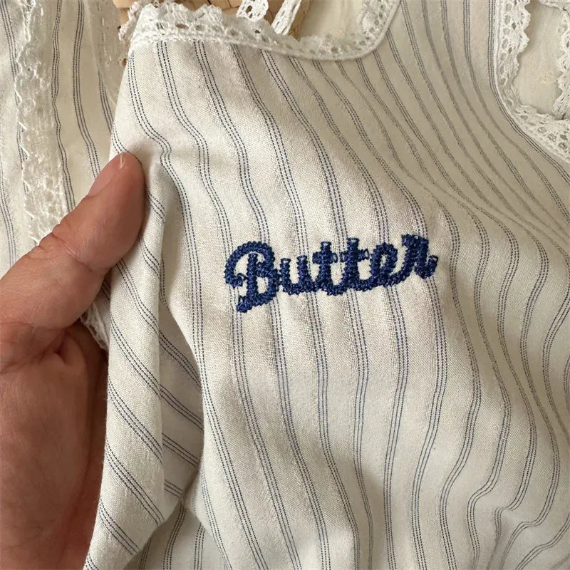 キッズ用ストライプ柄ワンピース生地アップ、フロントの刺繍ロゴ