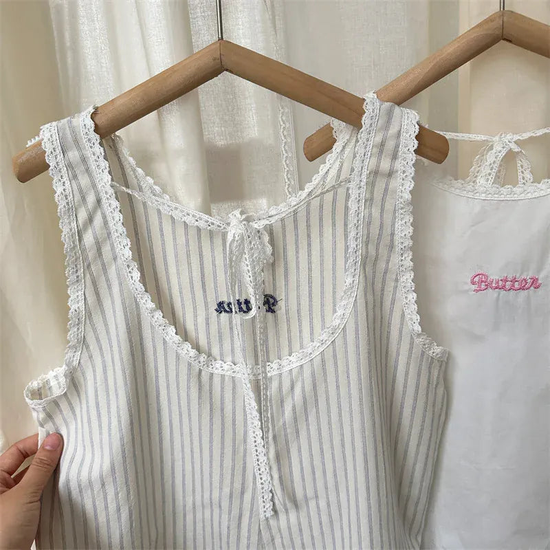 キッズ用ストライプ柄ノースリーブワンピース、レースの縁取りと刺繍ロゴ