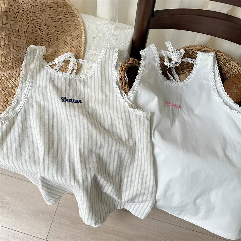キッズ用ノースリーブワンピース2枚、レース縁と刺繍ロゴ付き(ストライプ/無地)