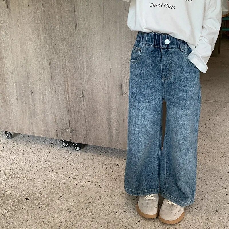 キッズ用ブルーのデニムワイドパンツ、裾のカジュアルなほつれ