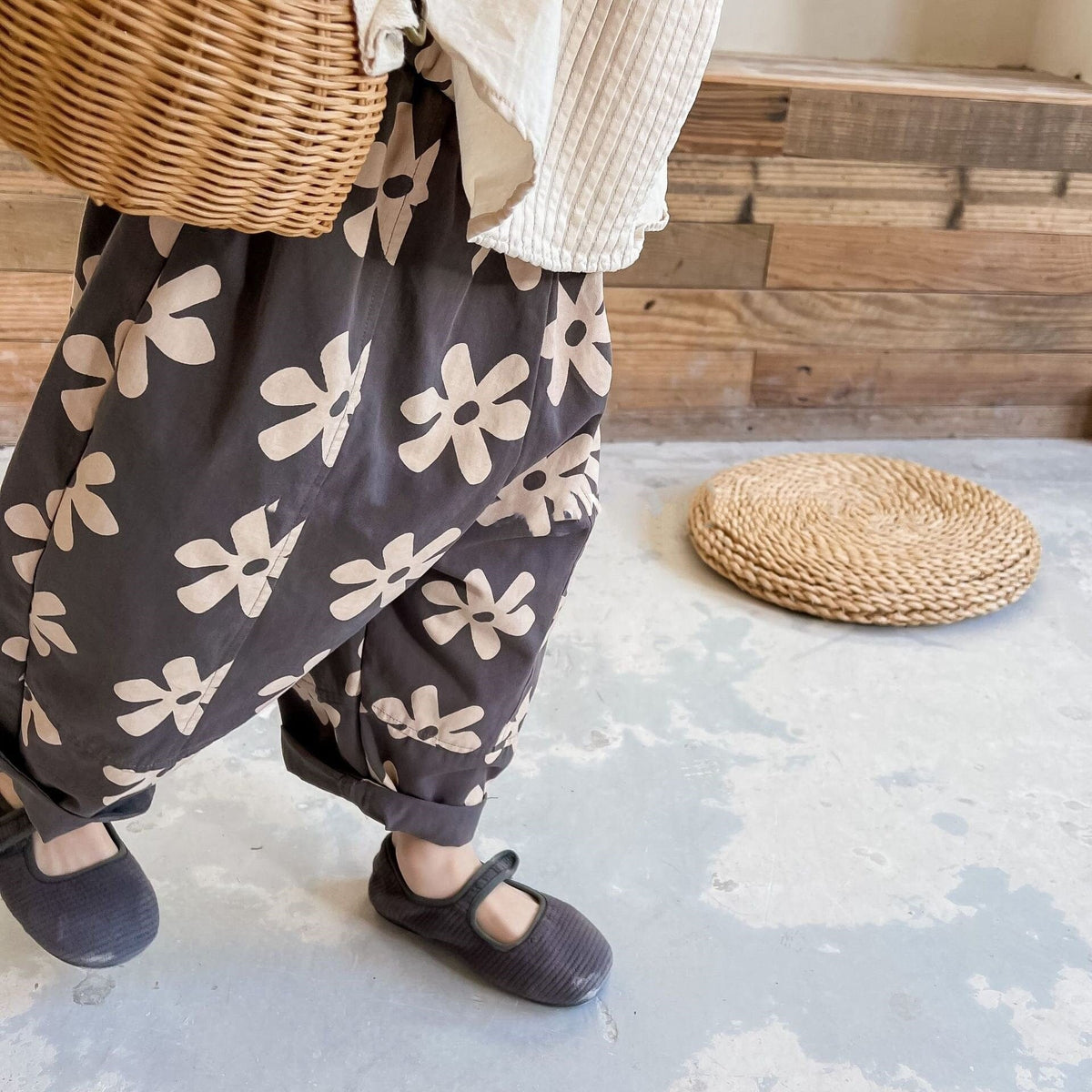 キッズ用ロングパンツ 濃いグレー地に白い花柄、すそリブ風