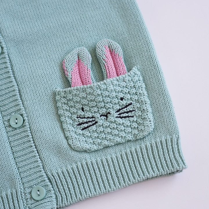 キッズ用グリーンニットの前ポケット刺繍、猫の顔モチーフ