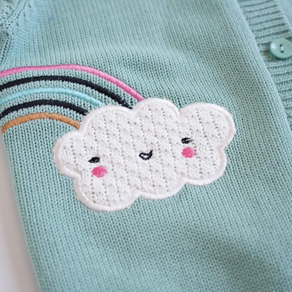 キッズ用グリーンニット、うさぎの顔アップと虹の刺繍