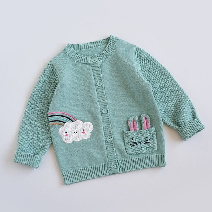 キッズ用グリーンニットカーディガン、前ポケットと虹の刺繍