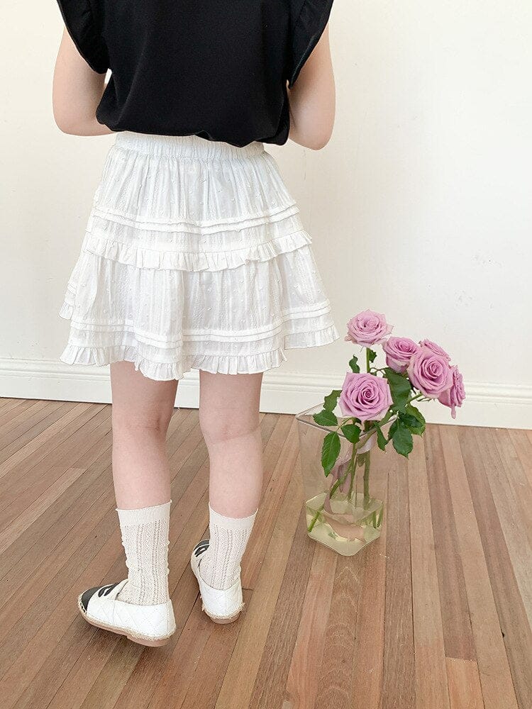 白のフリル重ねスカート風パンツ、ふわっと広がる裾