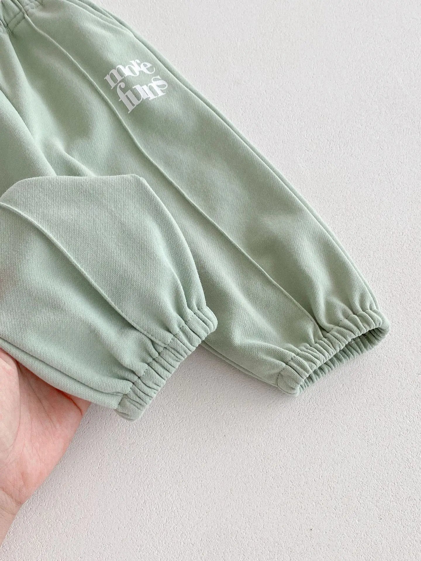 長袖セットアップ ベビーキッズセットアップ 2点セット レターロゴプリント長袖スウェットシャツ+ロングピンタックスウェットパンツ グレーグリーン