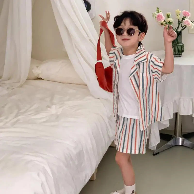 キッズ用カラフルストライプ半袖シャツとショートパンツ セットアップ