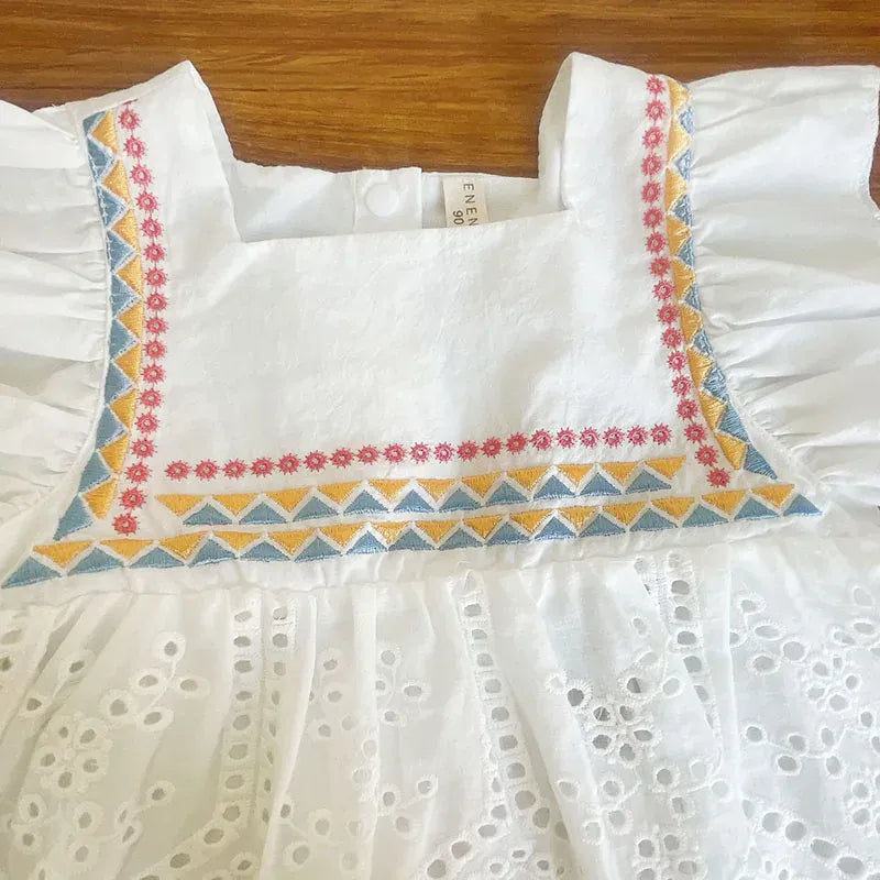 白ブラウス胸元の刺繍ライン&フリル、レース風スカート部分