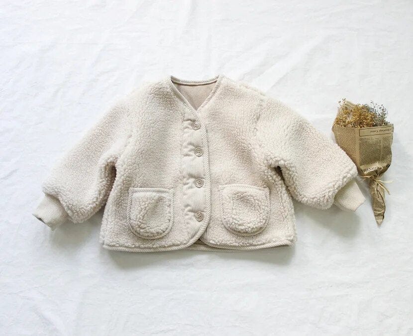 ベージュの子ども用フリースジャケット ボタン前開き、両胸ポケット、袖リブ