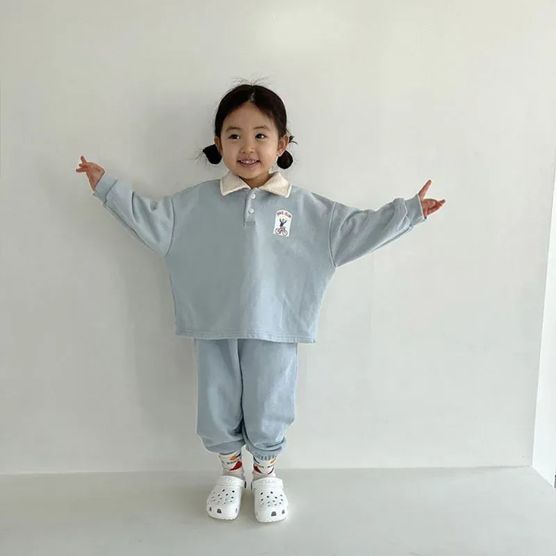 キッズ用長袖ポロシャツ&ロングパンツセット(ブルー系)。カジュアルなポロ襟