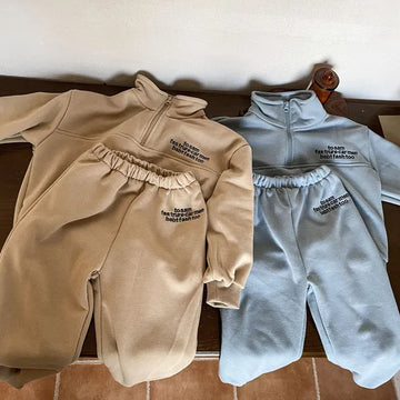 長袖セットアップ キッズセットアップ 2点セット ハーフジップスタンドカラー スウェットトップス スウェットパンツ レターロゴ刺繍 2カラー