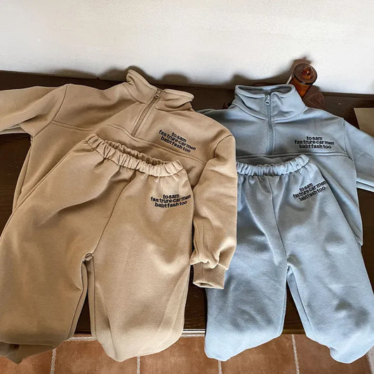 長袖セットアップ キッズセットアップ 2点セット ハーフジップスタンドカラー スウェットトップス スウェットパンツ レターロゴ刺繍 2カラー
