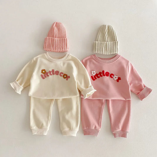 長袖セットアップ ベビーセットアップ 2点セット フラワーレターロゴ刺繍 長袖スウェットシャツ ロングパンツ ピンク ベージュ 2カラー【mh0003645】