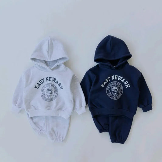 長袖セットアップ キッズセットアップ 2点セット カレッジ風プリントロゴフーディ長袖スウェットシャツ+スウェットロングパンツ 2カラー【mh0007509】