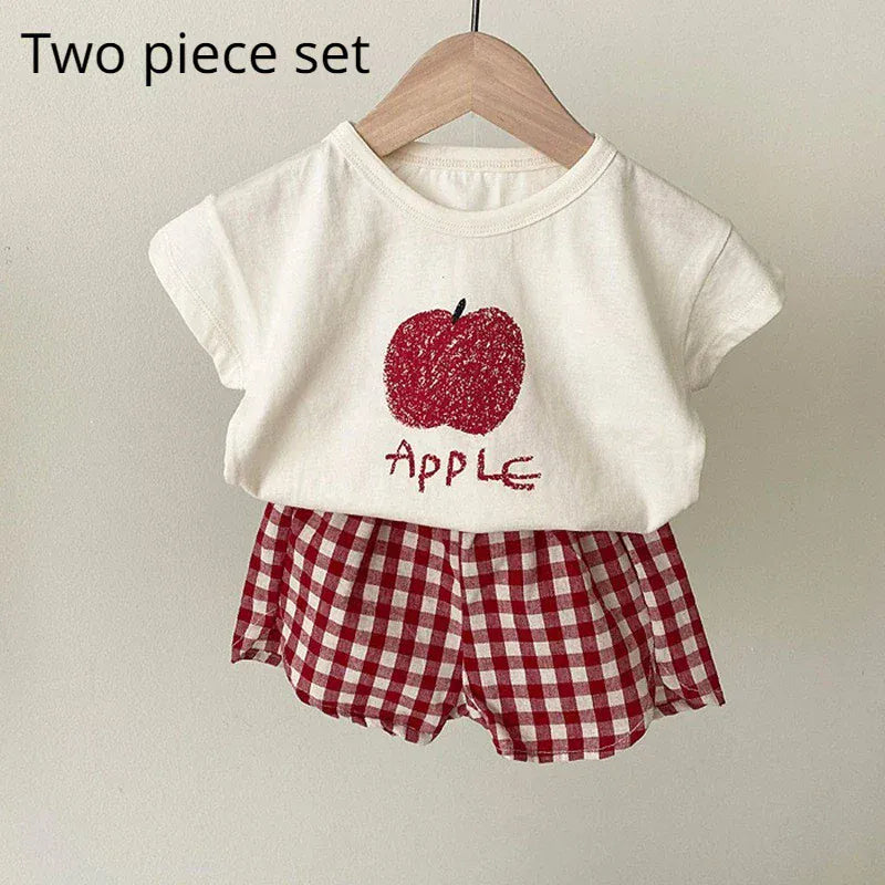 キッズ用アップルプリントの半袖Tシャツ&赤い格子柄ショートパンツ
