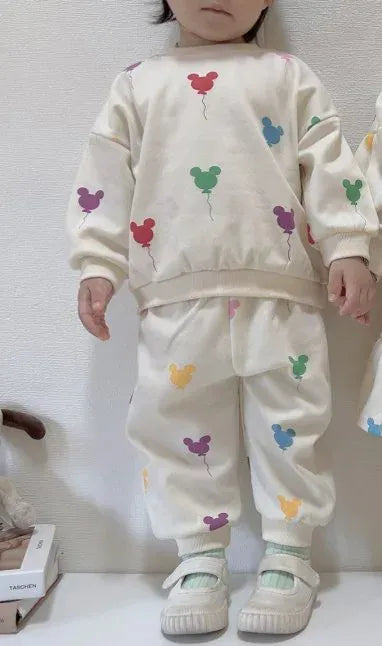 子ども用スウェットセットアップ カラフルなバルーン柄の長袖トップスとロングパンツ