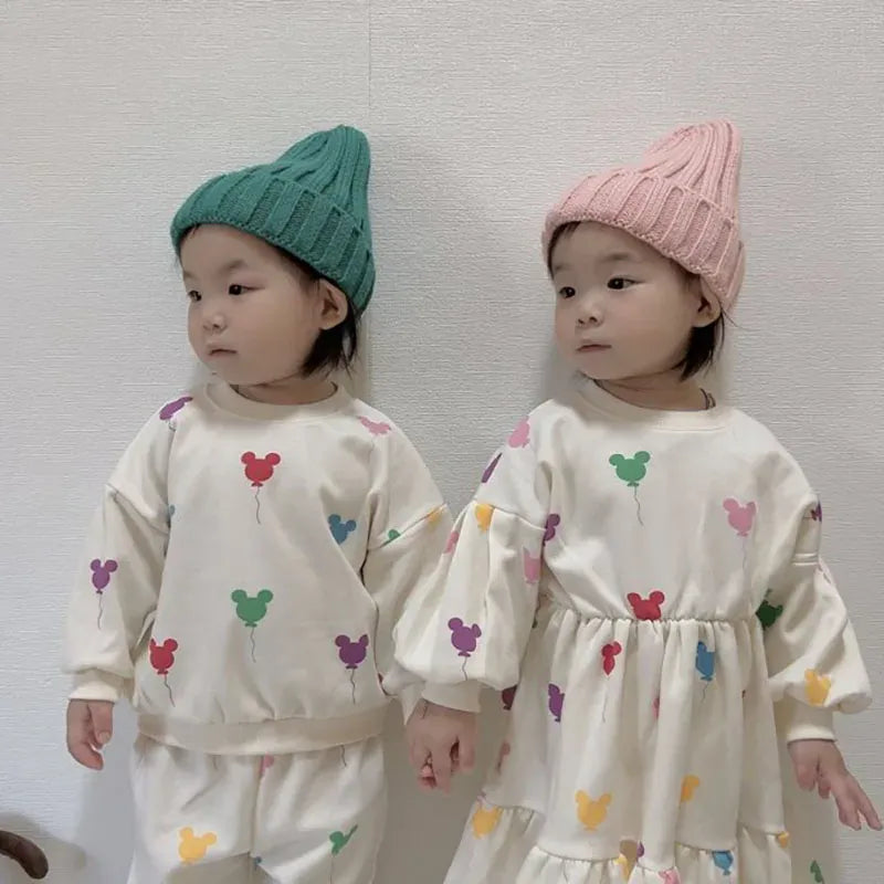 子ども用スウェットセットアップ カラフルなバルーン柄長袖トップス、ニット帽付き