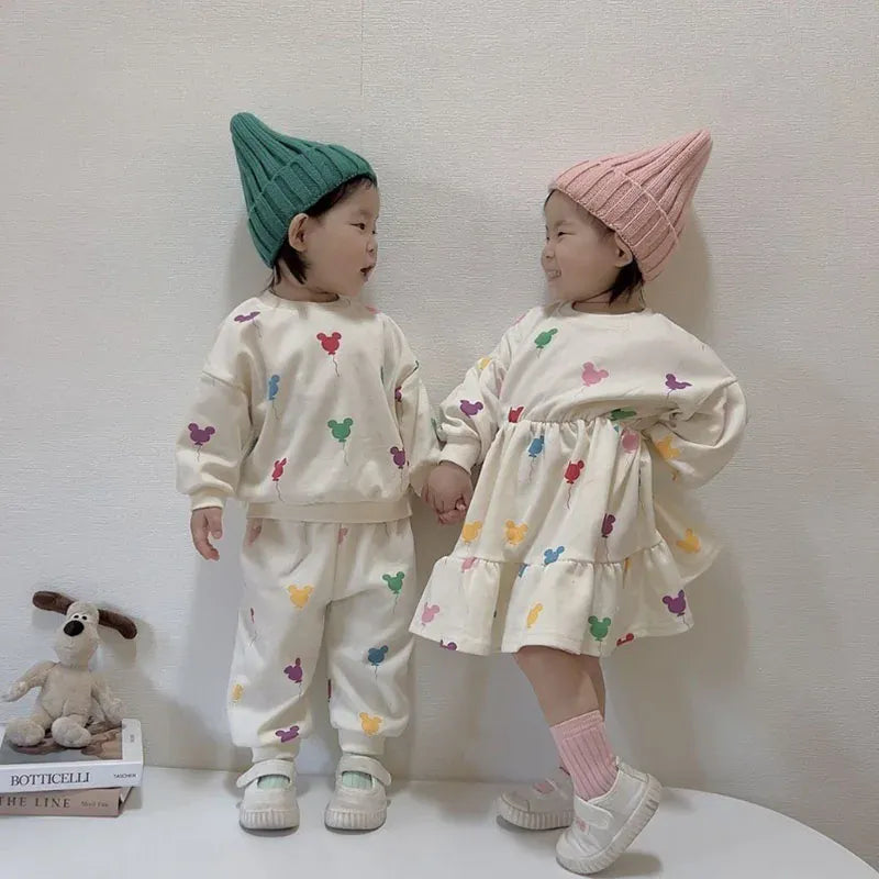 子ども用スウェットセットアップ、カラフルなバルーン柄トップスとロングパンツのペアコーデ