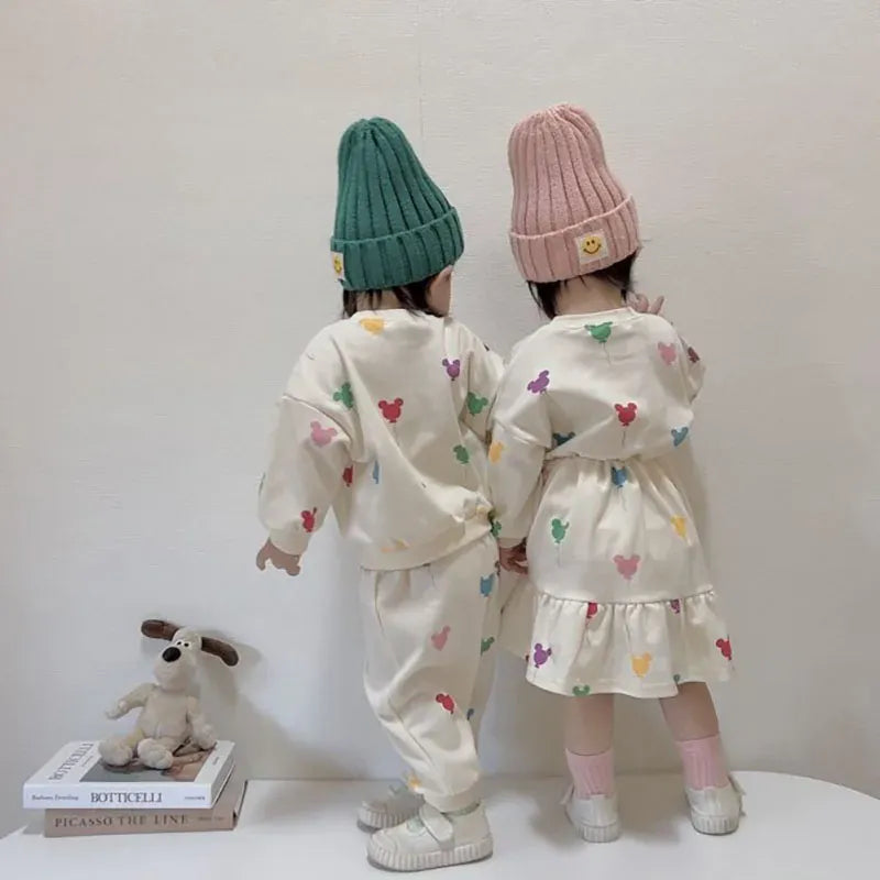 子ども用スウェットセットアップ 後ろ姿、カラフルなバルーン柄トップスとロングパンツ