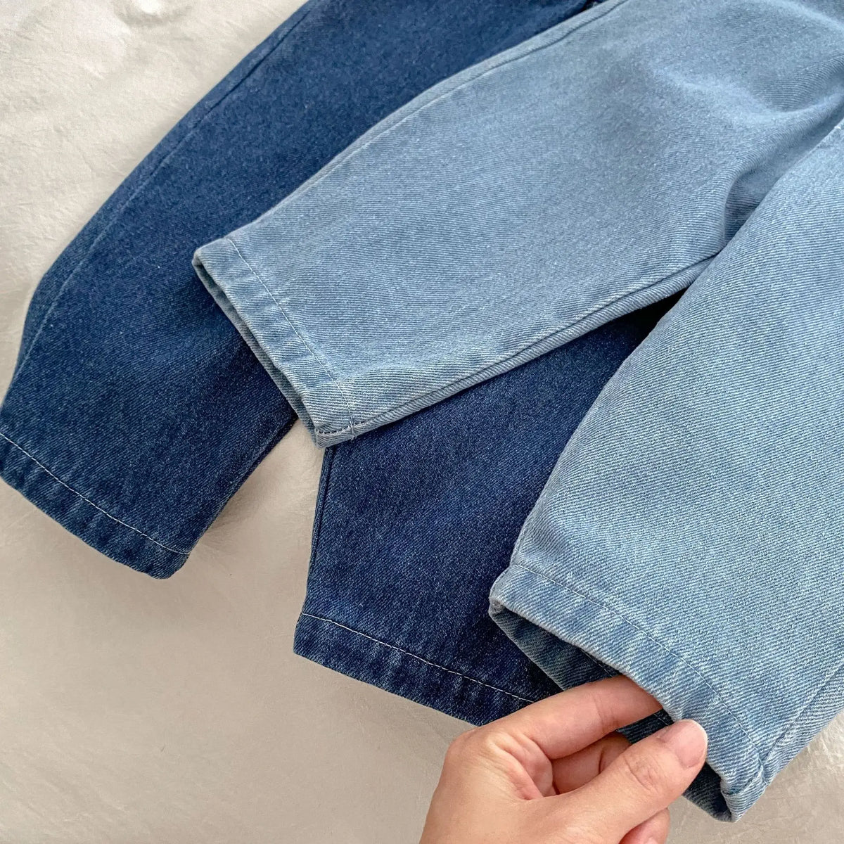 キッズデニムパンツ 濃紺と薄青の裾 たくし上げ風フロントデザイン