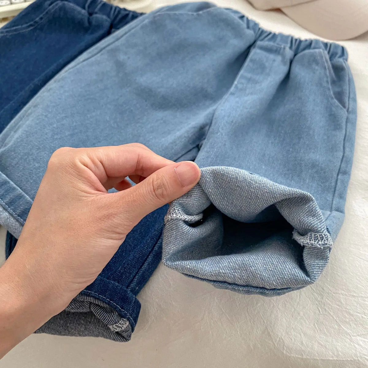 キッズデニムパンツ 薄青 伸縮ウエストの裾(ロールアップ風) 生地アップ