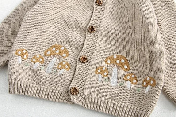 ベビー用ニットカーディガン きのこ刺繍と前ボタン(ライトベージュ)