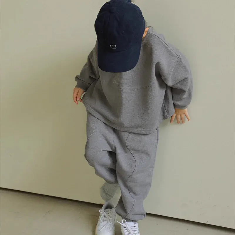 子ども用スウェットセットアップ 2点セット グレー 後ろ姿 ロングパンツ付き