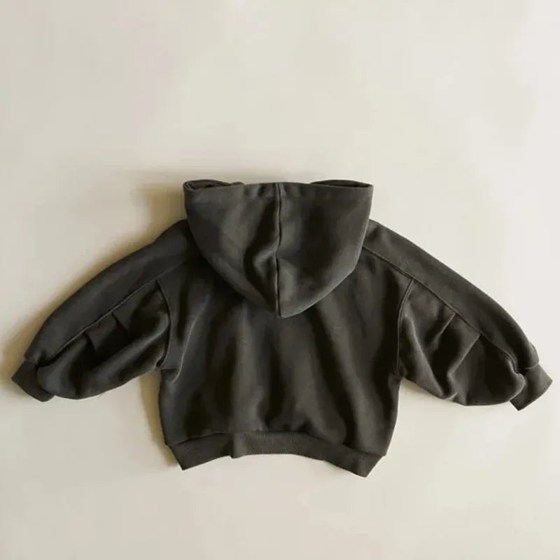 キッズ用黒のフード付きスウェットパーカー、後ろ姿(ロングパンツ付属)