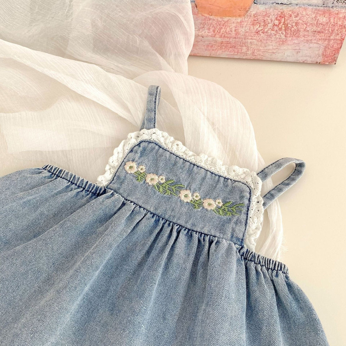 花刺繍のデニムキャミソール、肩ひも付きフリルデザイン