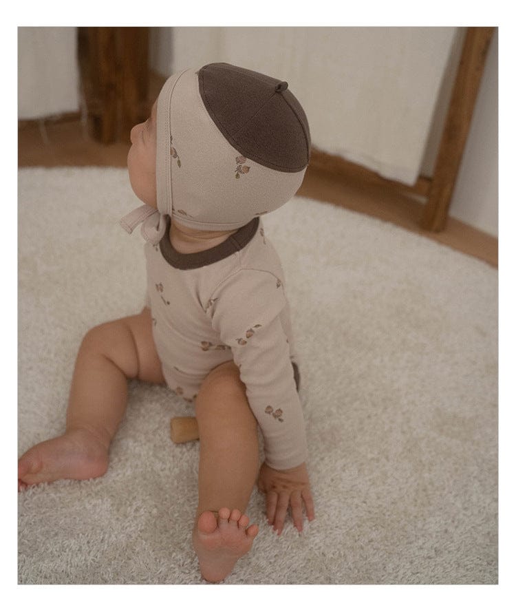 どんぐり柄 長袖ボディスーツ&パンツセットを着用した子ども