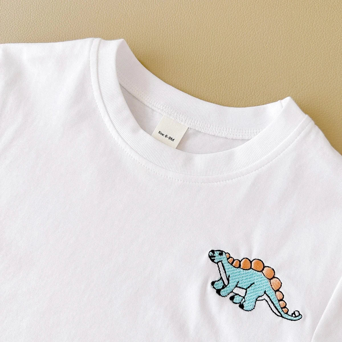 恐竜刺繍アップの白い半袖Tシャツ(ベビー用)