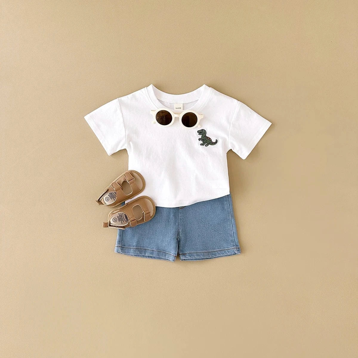 恐竜刺繍の白い半袖Tシャツと青デニムショートパンツのベビー2点セット