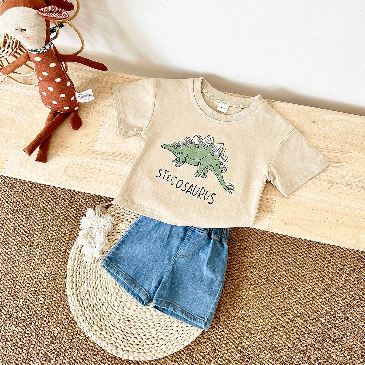 ベビー半袖Tシャツ+デニムショートパンツ2点セット 生成り×ブルー、恐竜プリント(ステゴサウルス)