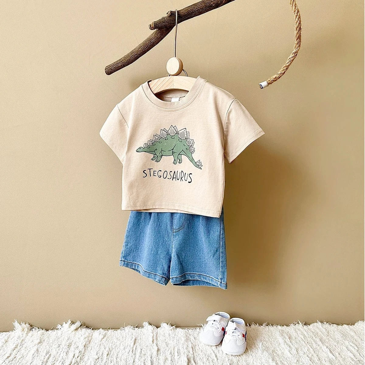 ベビー半袖Tシャツ+デニムショートパンツ2点セット 生成り×ブルー、ステゴサウルス柄