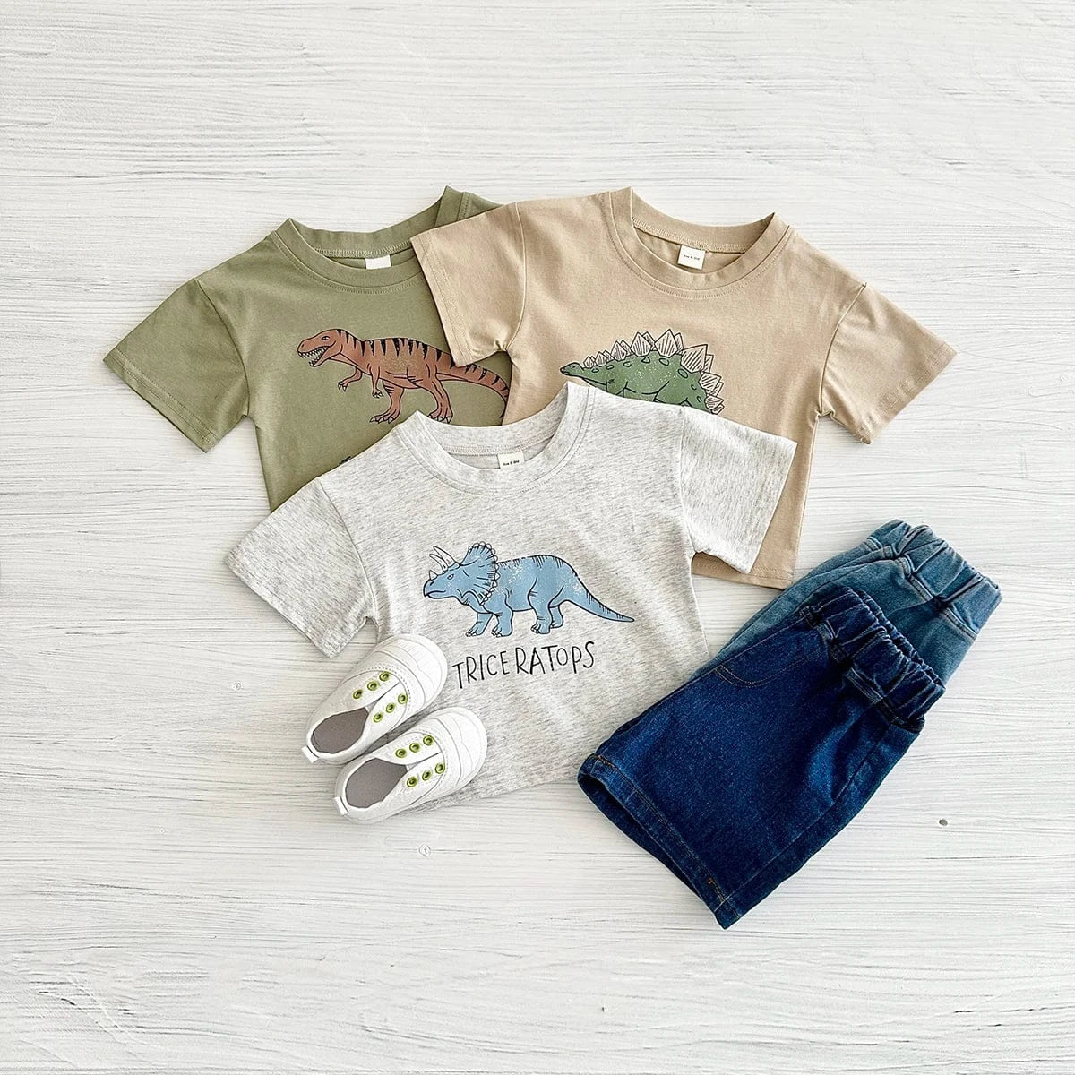 恐竜プリントのベビー半袖Tシャツとデニムショートパンツ2点セット(複数)