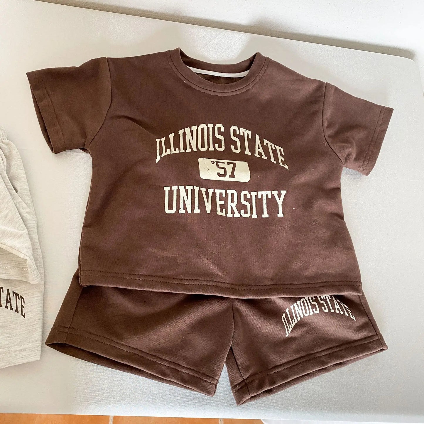 半袖セットアップ キッズセットアップ 2点セット 半袖Tシャツ+ショートパンツ レターロゴプリント 2カラー