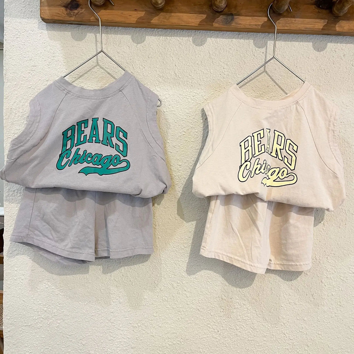 ノースリーブTシャツ&ショートパンツ、生成りとグレーのロゴプリント(2枚)