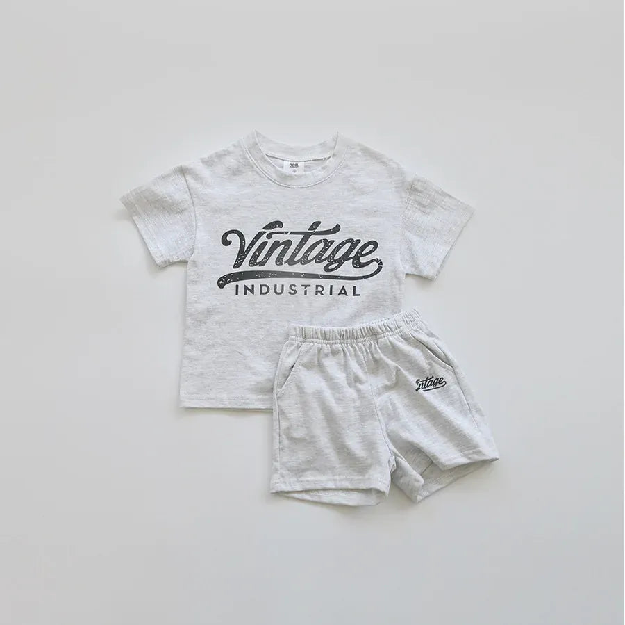ホワイト地の半袖Tシャツ&ショートパンツ、ヴィンテージロゴ