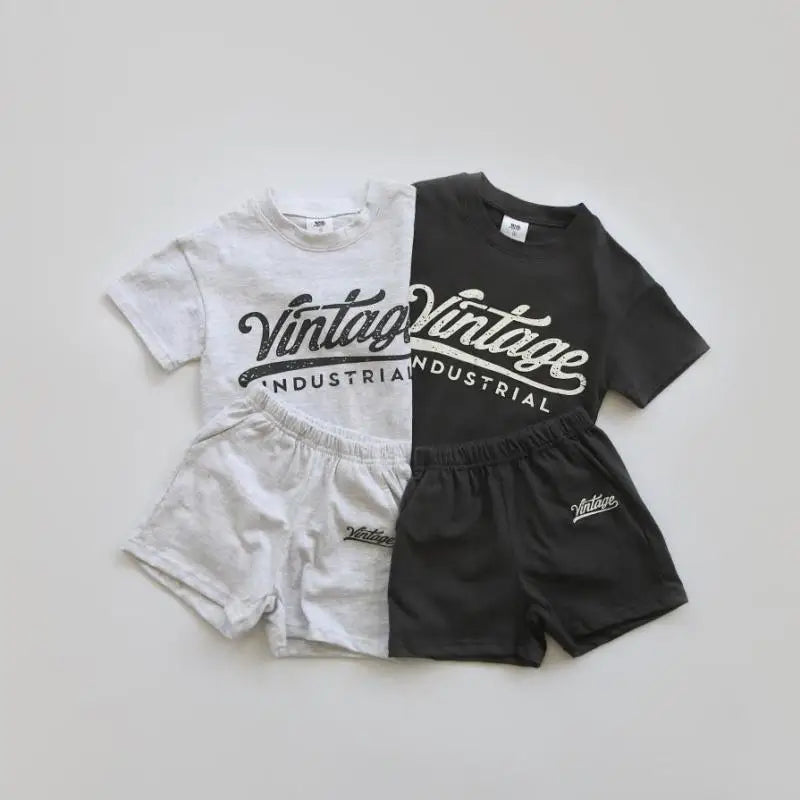 白黒のベビー2点セット、レターロゴ入り半袖Tシャツ&ショートパンツ