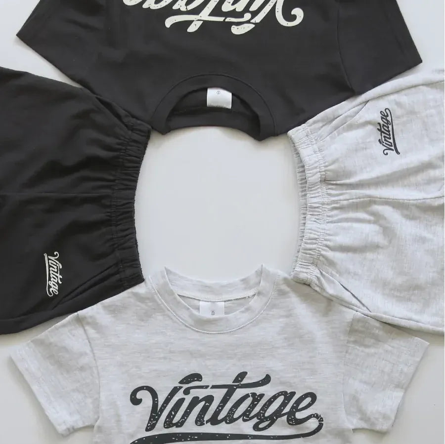 ロゴプリント半袖Tシャツとショートパンツのアップ、黒×グレー