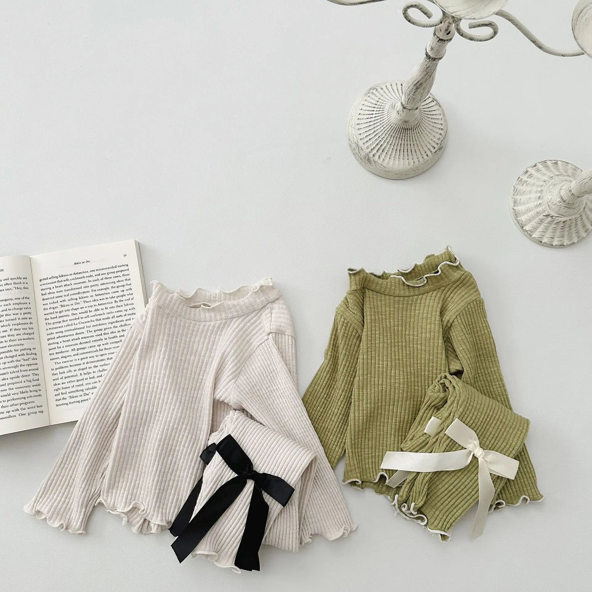 ベビー服2点セット:モスグリーン長袖Tシャツとリボンロングパンツ、生成りも