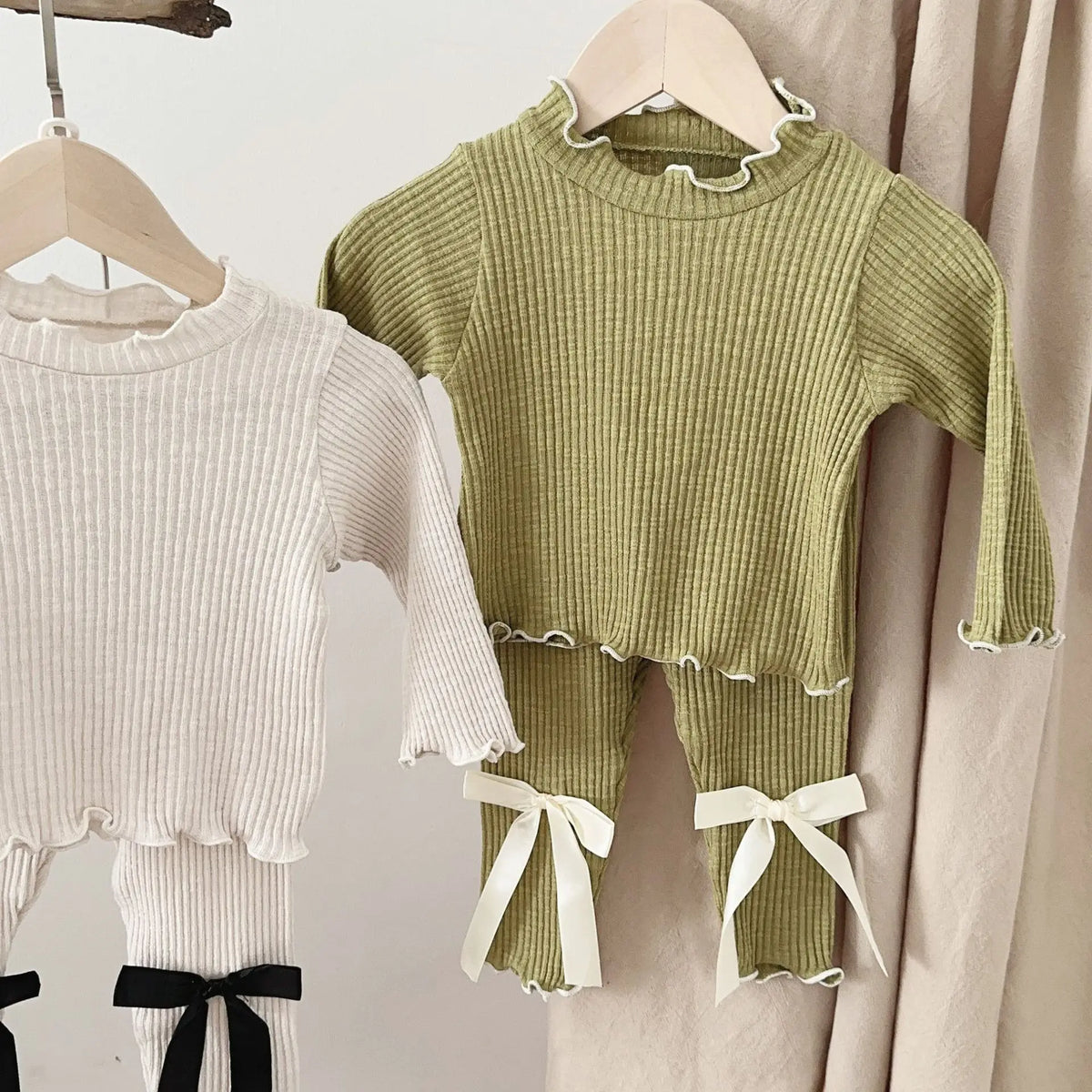 ベビー服2点セット(モスグリーン):長袖Tシャツとリボン付きロングパンツ
